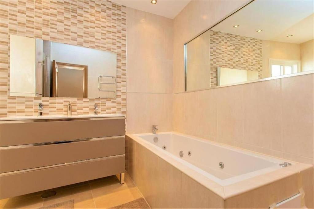 Summer Offers! Fabulous Luxury Villa Near The Beach Sleeps 8 Benalmádena Eksteriør billede